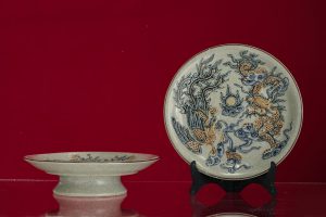 Mâm bồng men rạn đắp nổi